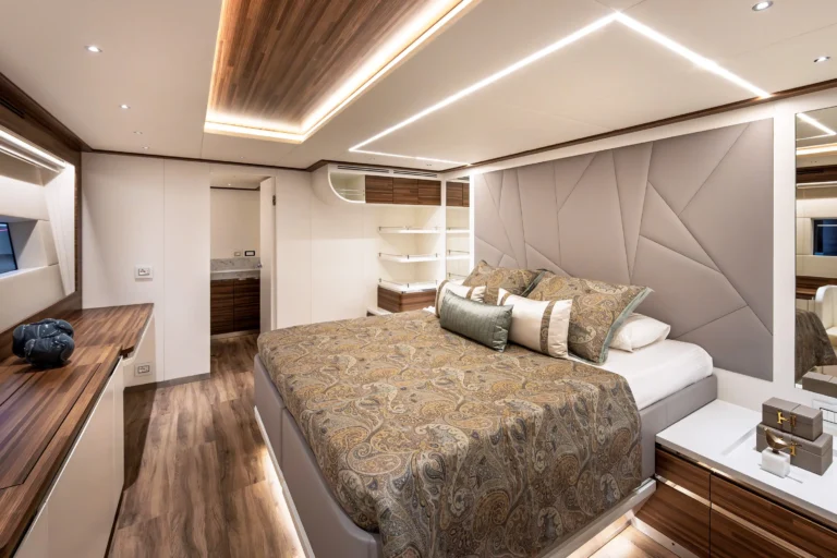 40 ATRAVERSIA – VisionF E-Cat 80 Catamaran Charter Master cabin 3 main