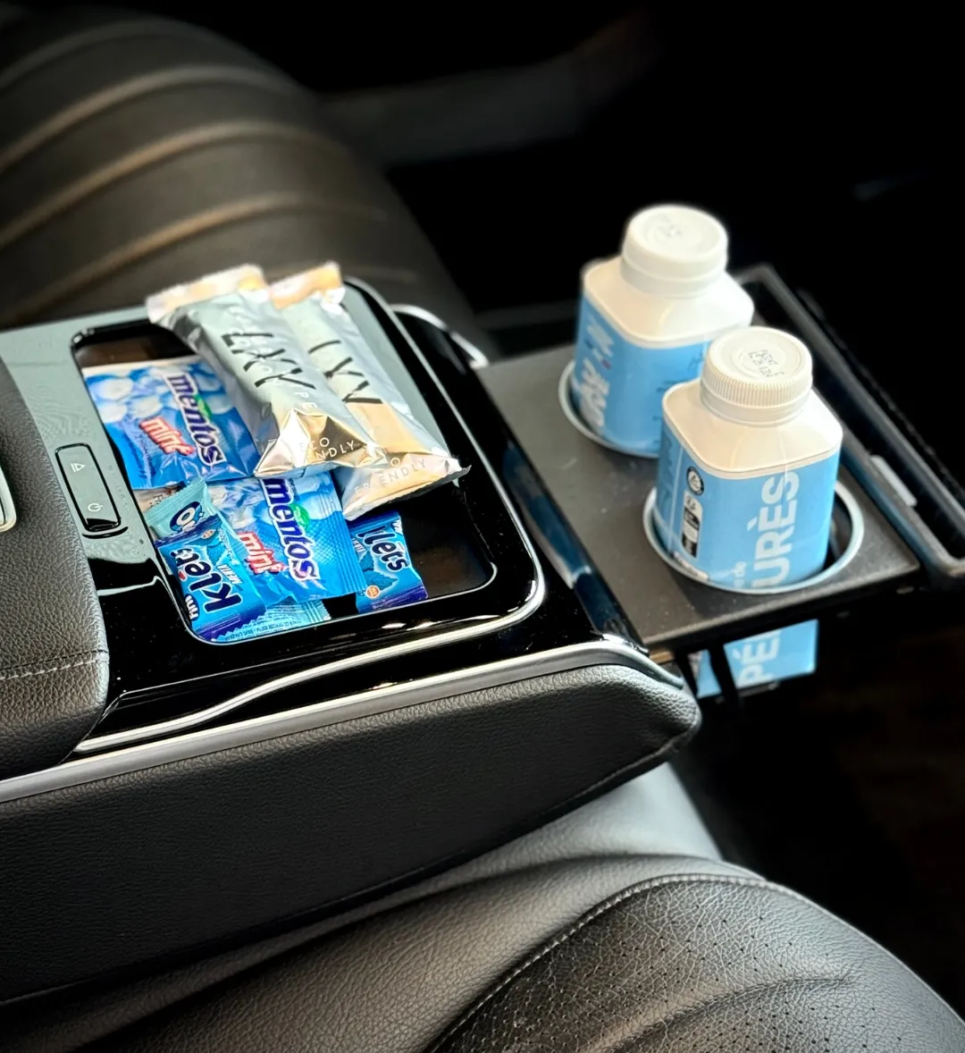 Eau, chargeurs, climatisation, Wi-Fi à bord